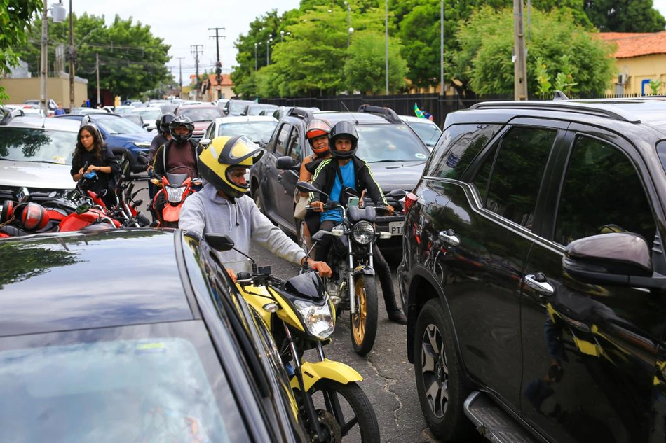 Trânsito na frente do local de aplicação de provas do Enem