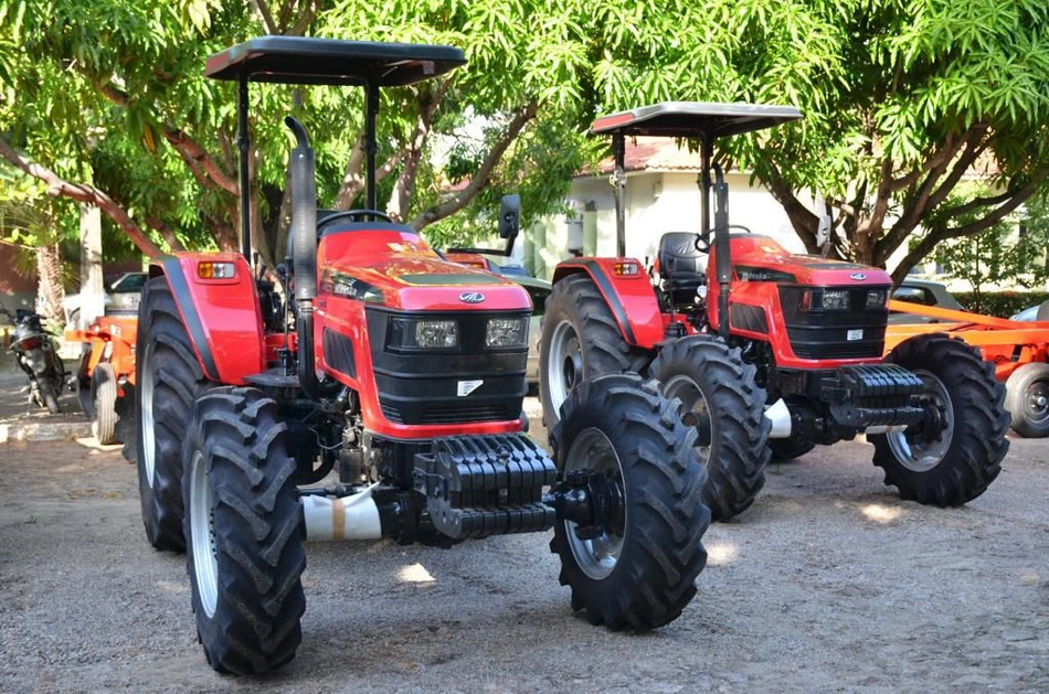 Tratores agrícolas foram entregues