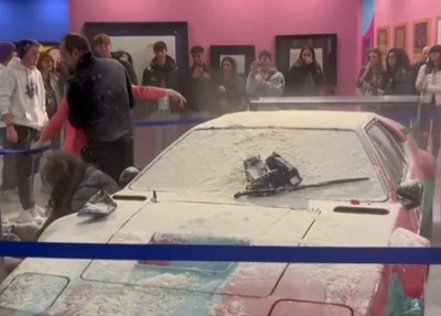 Uma das obras vandalizadas na sexta-feira foi o carro pintado por Warhol