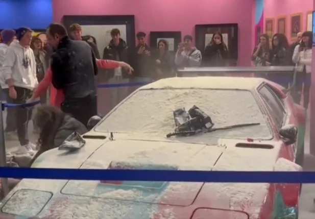 Uma das obras vandalizadas na sexta-feira foi o carro pintado por Warhol