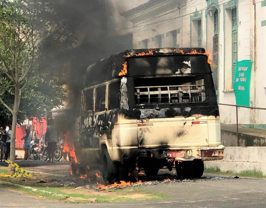 Van fica destruída após pegar fogo na cidade de Amarante