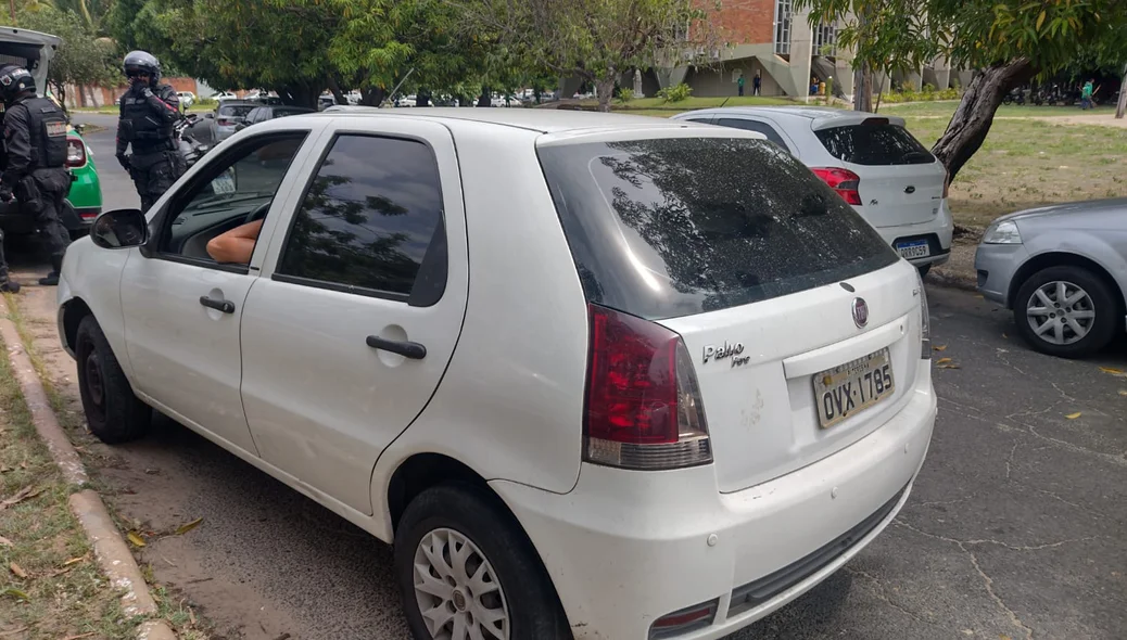 Veículo Fiat Palio onde estavam os acusados