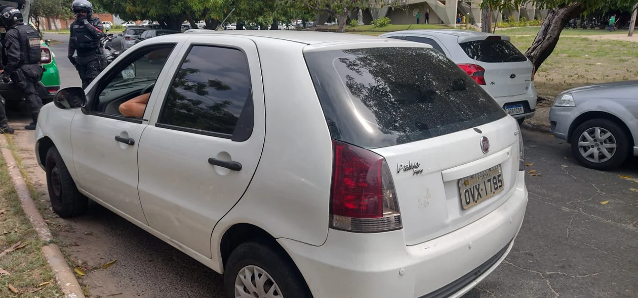 Veículo Fiat Palio onde estavam os acusados