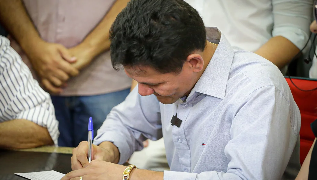 Veim da Fetraf assinando ficha de Filiação do MDB