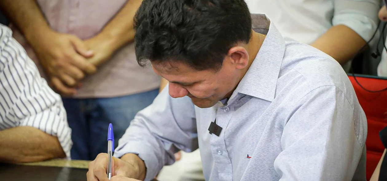 Veim da Fetraf assinando ficha de Filiação do MDB