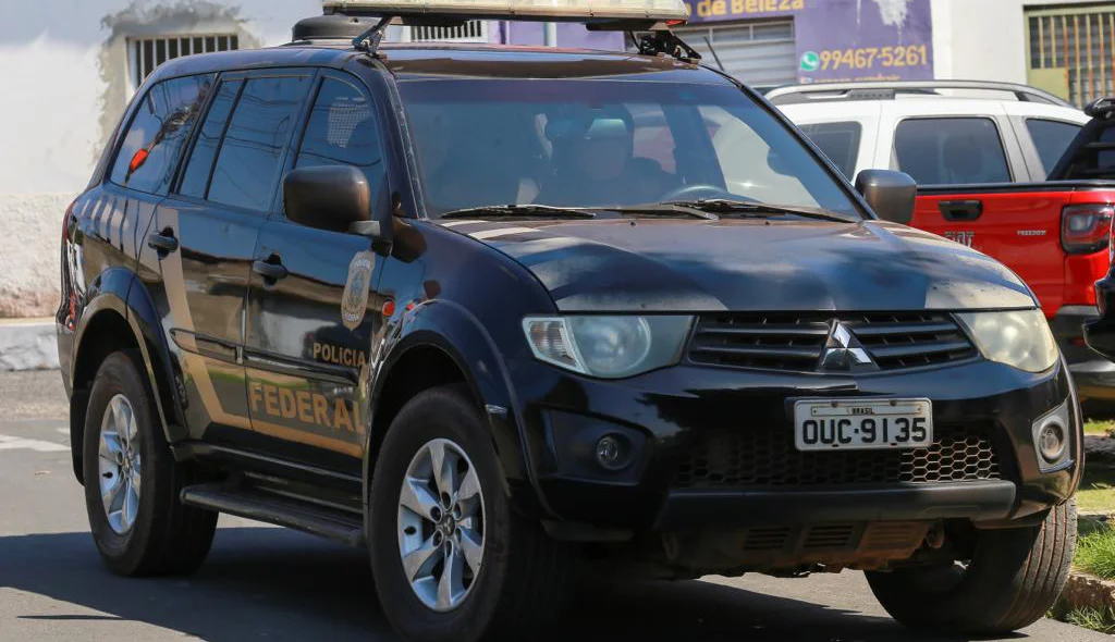 Viatura da Polícia Federal em campo