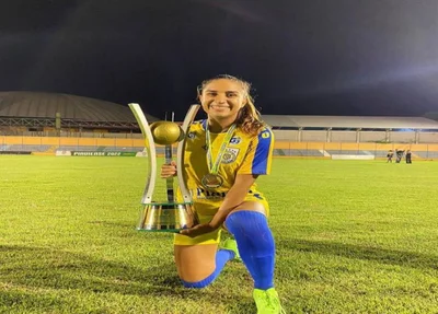 Zagueira Claudia Steffany com a taça do Campeonato Piauiense