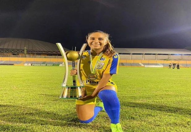 Zagueira Claudia Steffany com a taça do Campeonato Piauiense