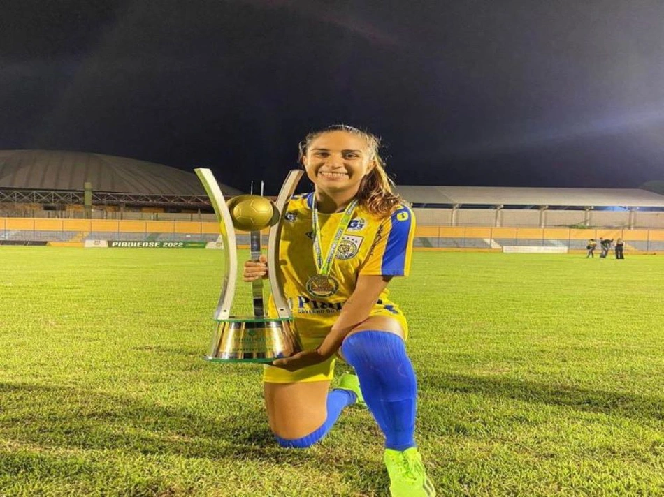 Zagueira Claudia Steffany com a taça do Campeonato Piauiense