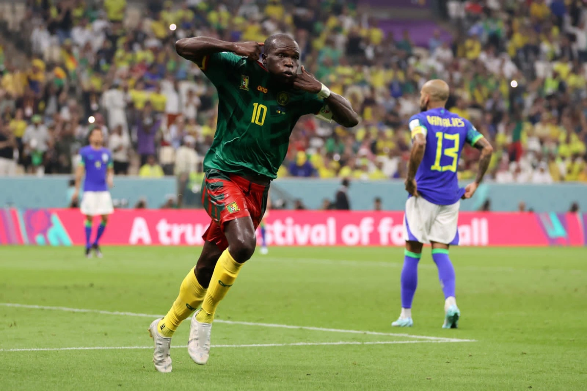 Aboubakar comemorando o gol de Camarões contra o Brasil
