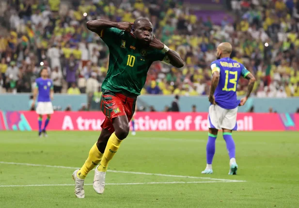 Aboubakar comemorando o gol de Camarões contra o Brasil