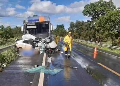 Acidente entre carros e ônibus causa mortes na BR 020