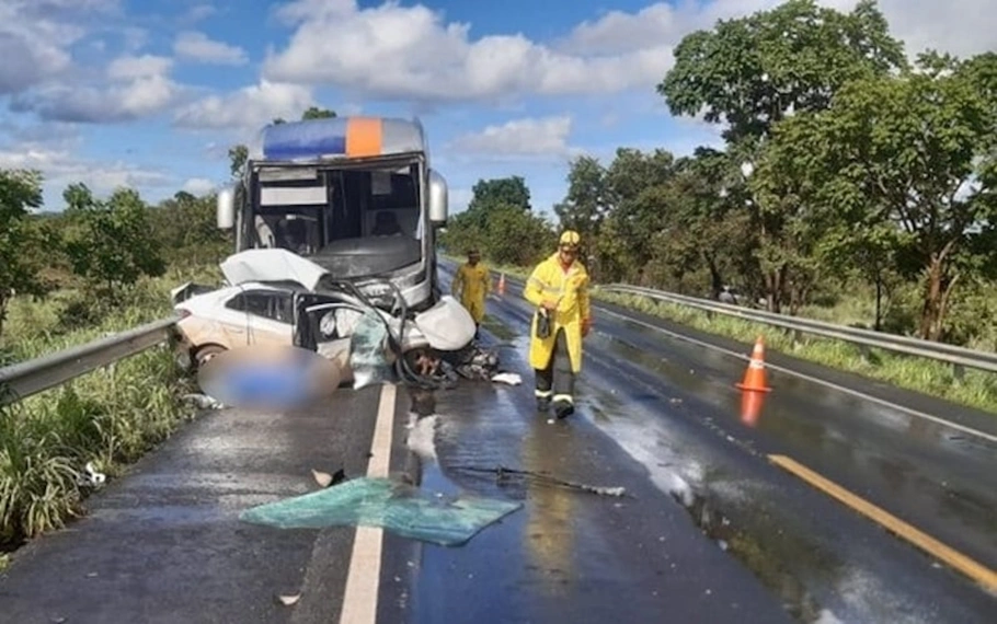 Acidente entre carros e ônibus causa mortes na BR 020