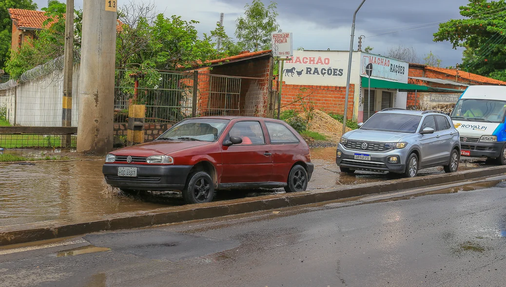 Acúmulo de água piora o tráfego na via