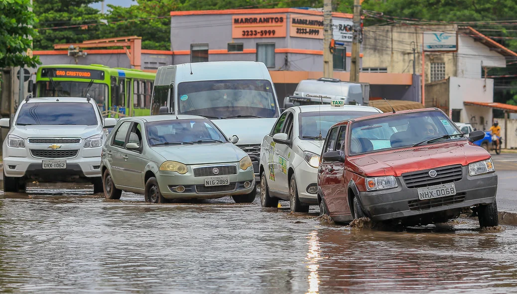 Alagamento causa transtorno na Av. dos Expedicionários