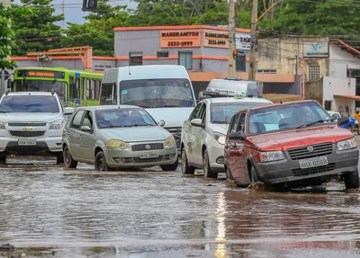 Alagamento causa transtorno na Av. dos Expedicionários