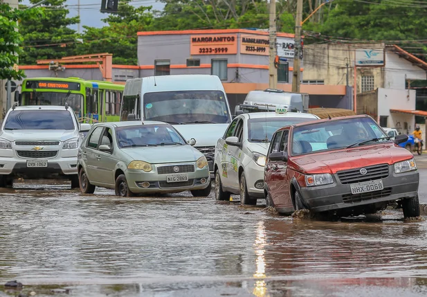 Alagamento causa transtorno na Av. dos Expedicionários