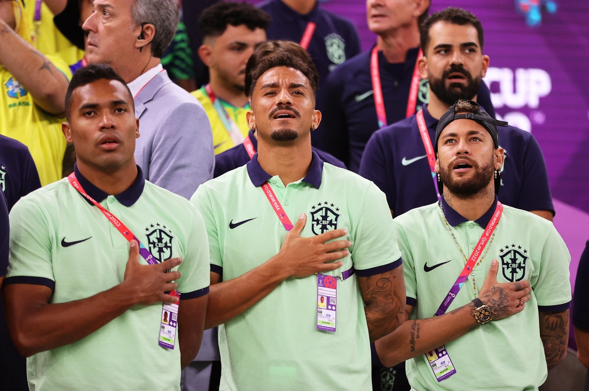 Alex Sandro, Danilo e Neymar no confronto do Brasil contra Camarões