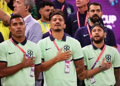 Alex Sandro, Danilo e Neymar no confronto do Brasil contra Camarões