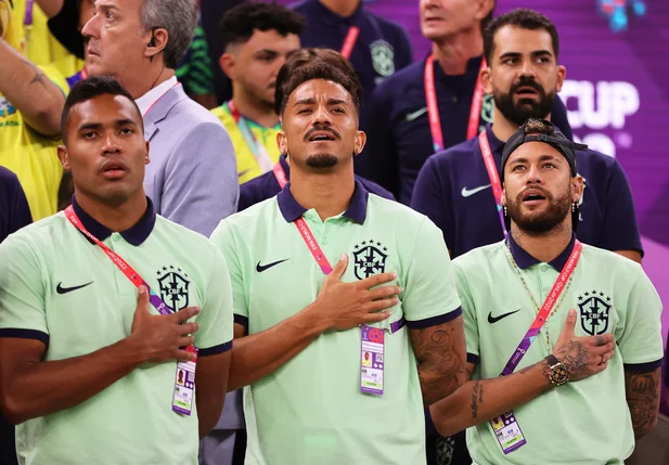 Alex Sandro, Danilo e Neymar no confronto do Brasil contra Camarões