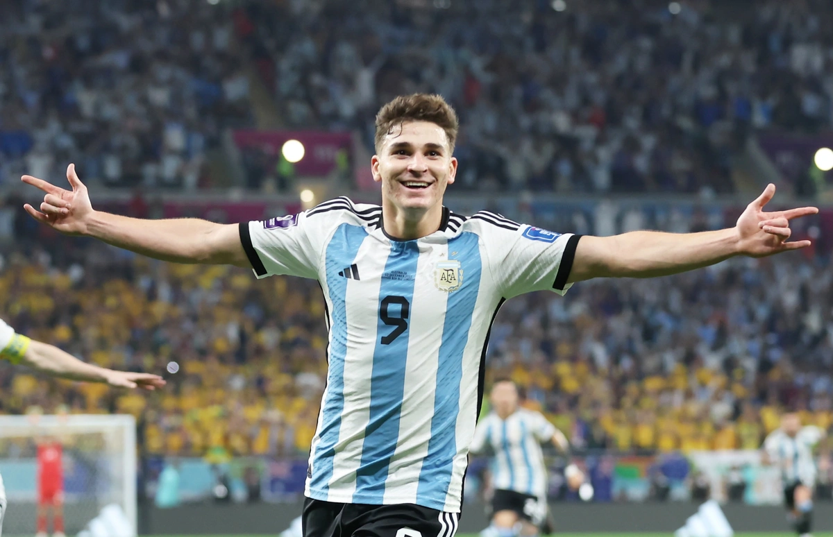Álvarez comemora o segundo gol da Argentina