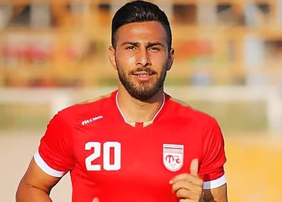 Amir Nasr-Azadani, jogador de futebol do iraniano, que foi condenado a morte no Irã