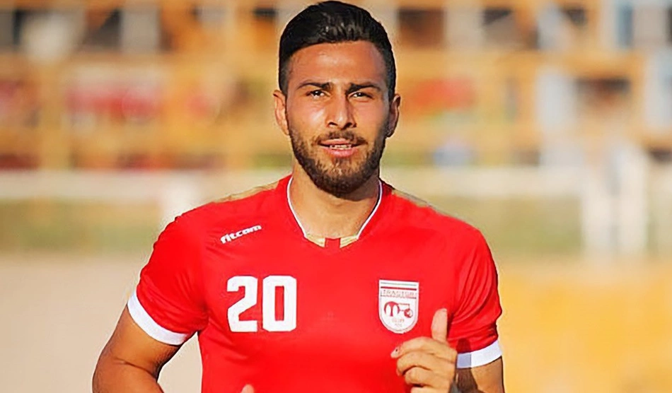 Amir Nasr-Azadani, jogador de futebol do iraniano, que foi condenado a morte no Irã