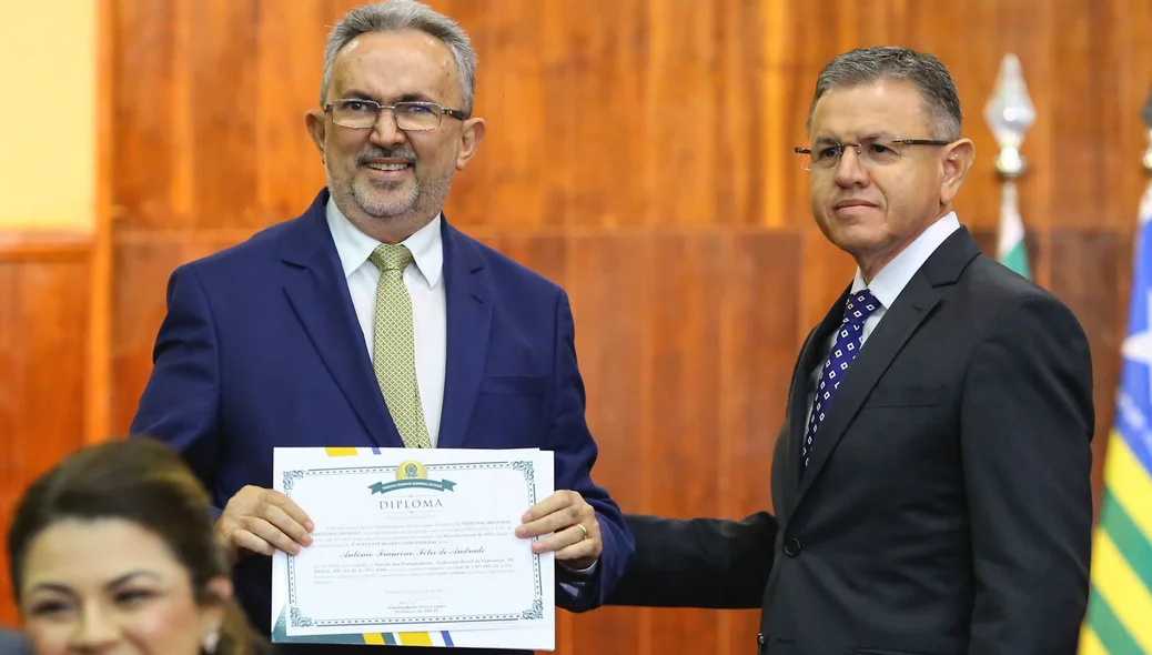 Antônio Félix recebe diploma