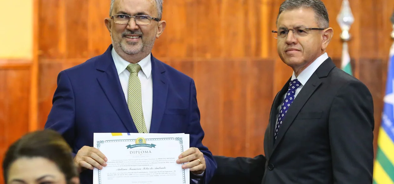 Antônio Félix recebe diploma