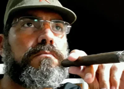 Antônio Fernando Oliveira com boné do exército vermelho