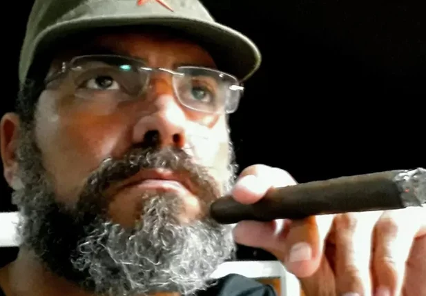 Antônio Fernando Oliveira com boné do exército vermelho