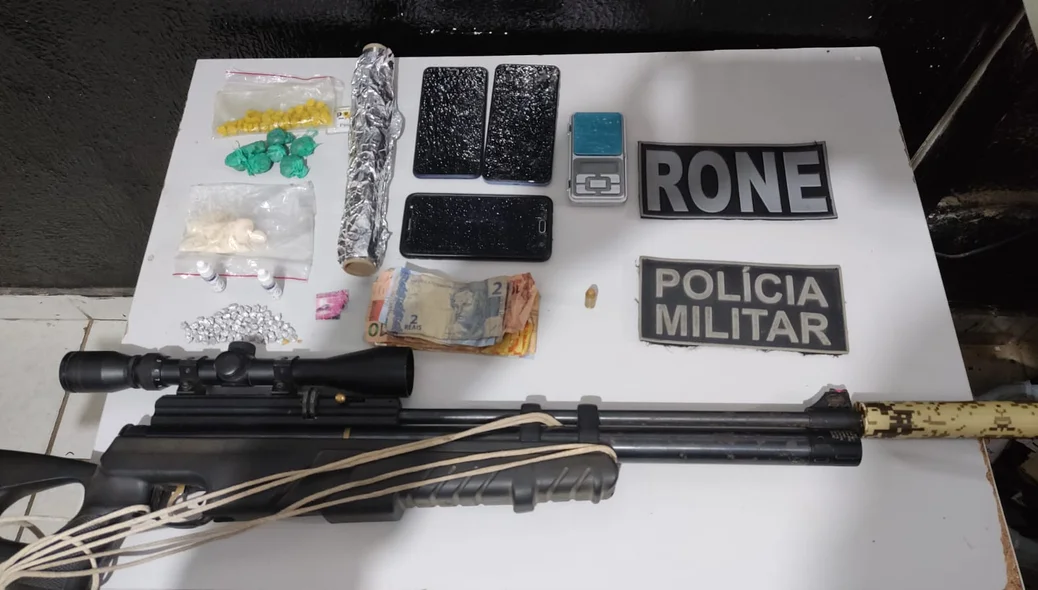 Arma, drogas e celulares apreendidos