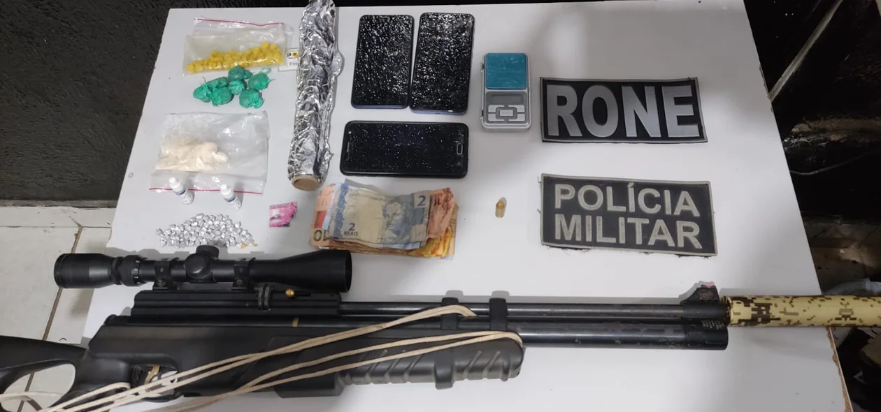 Arma, drogas e celulares apreendidos