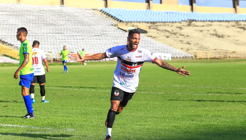 Atacante comemorando o gol