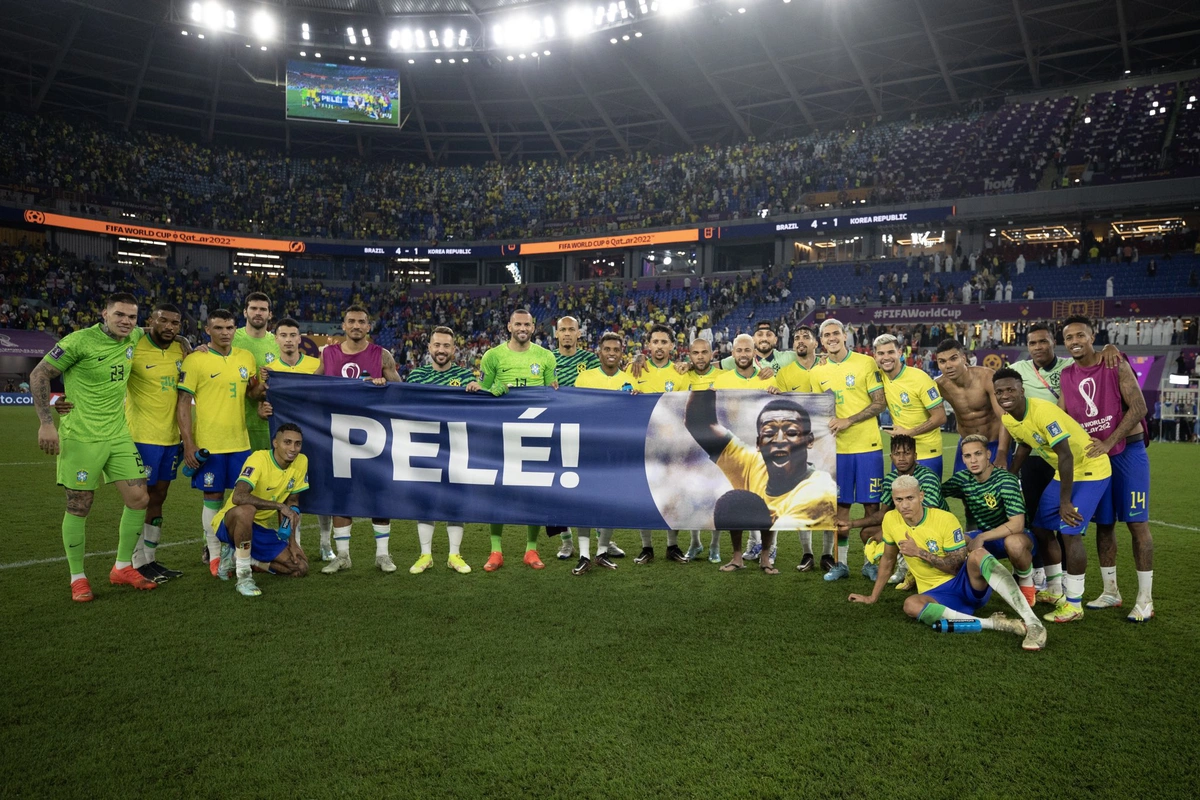 Atletas da seleção posam com faixa para Pelé