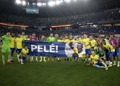 Atletas da seleção posam com faixa para Pelé