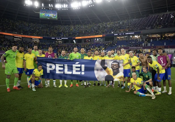 Atletas da seleção posam com faixa para Pelé