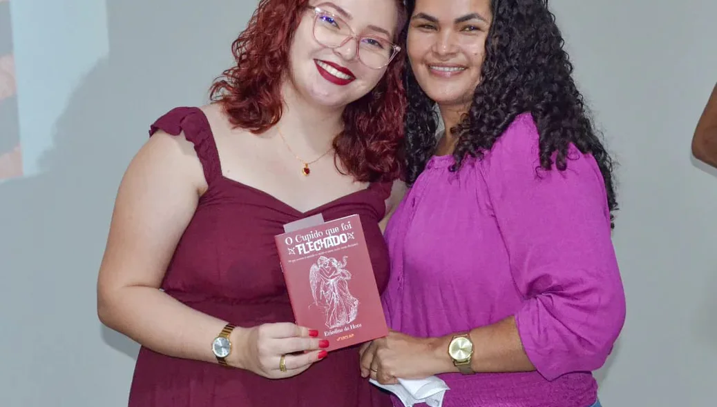 Autora do livro durante evento de lançamento com amigos e familiares