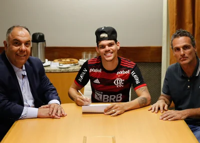 Ayrton Lucas assina contrato por quatro temporadas