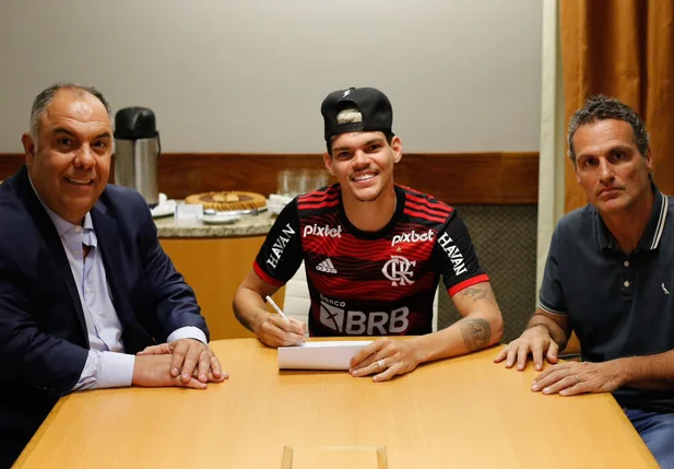 Ayrton Lucas assina contrato por quatro temporadas
