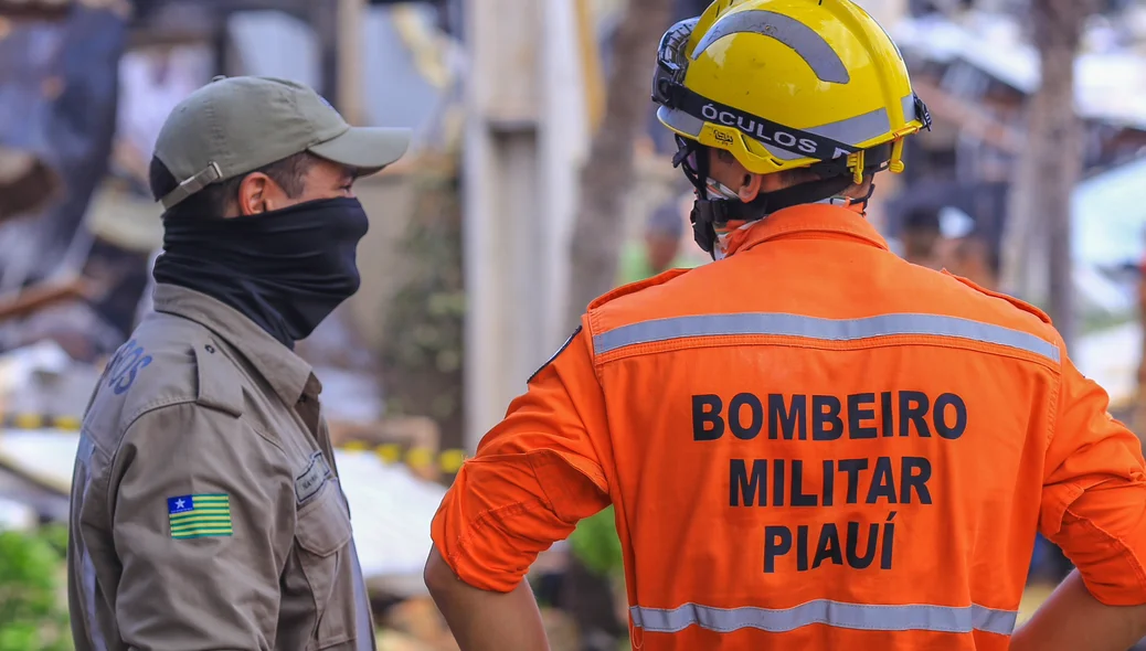 Bombeiros estiveram presentes no local