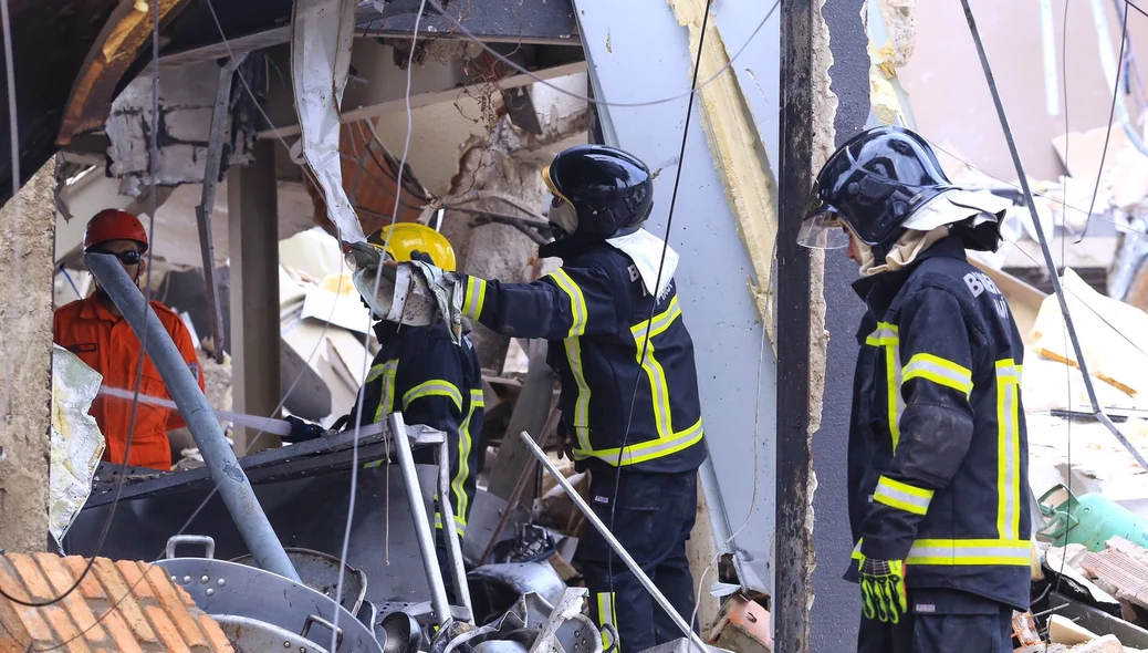 Bombeiros no meio dos escombros