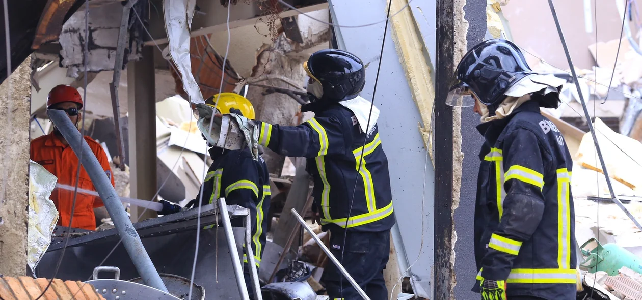 Bombeiros no meio dos escombros