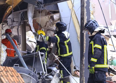 Bombeiros no meio dos escombros