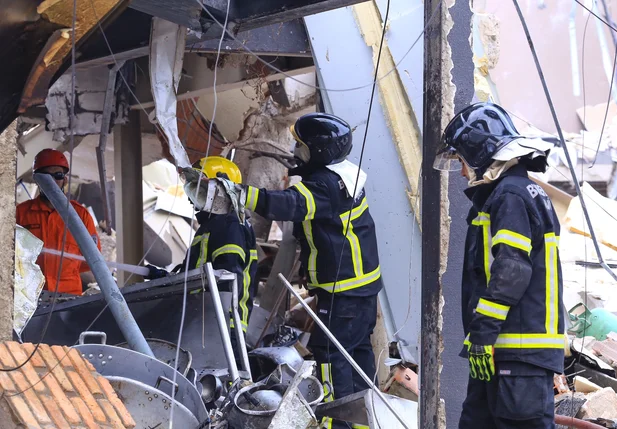 Bombeiros no meio dos escombros