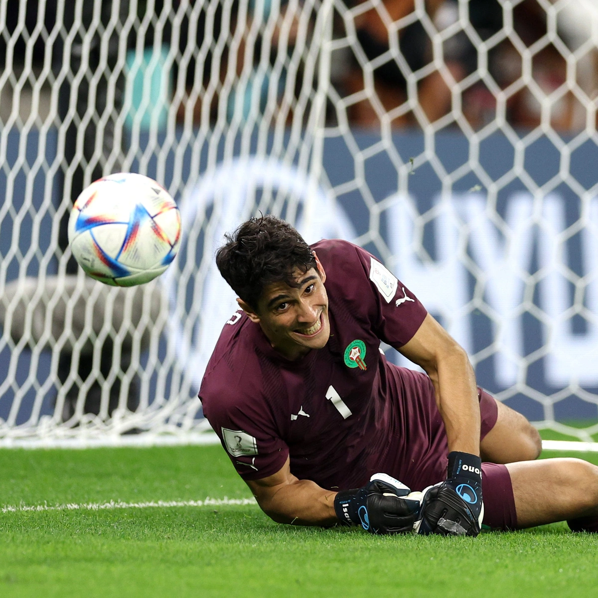 Bounou defendeu duas cobranças da Espanha e garantiu Marrocos nas quartas de final