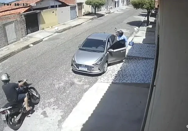 Câmera flagrou criminosos roubando carro de cabo da PM em Teresina