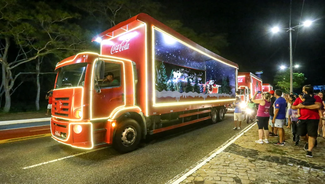 Caminhões iluminados da caravana de Natal da Coca-Cola