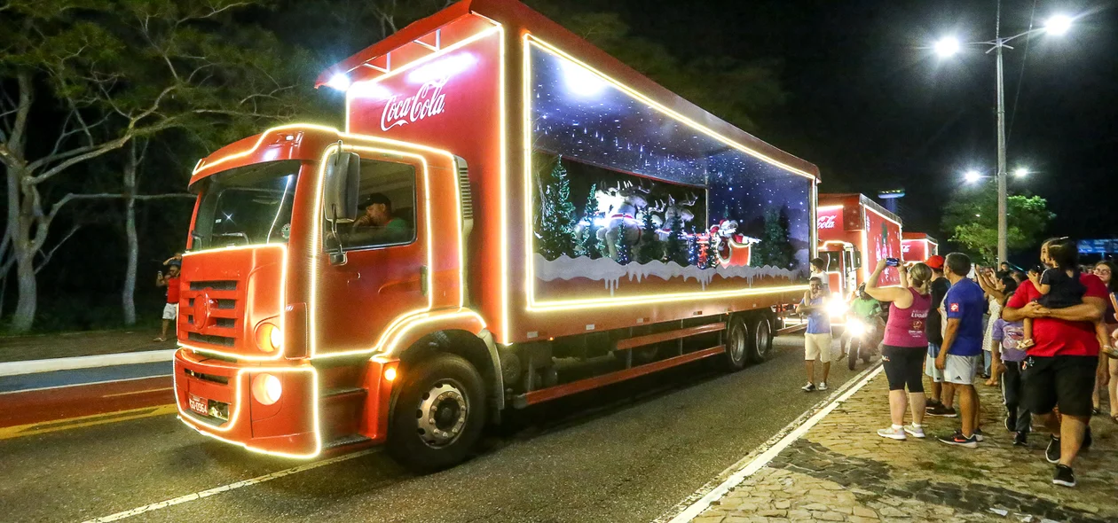 Caminhões iluminados da caravana de Natal da Coca-Cola