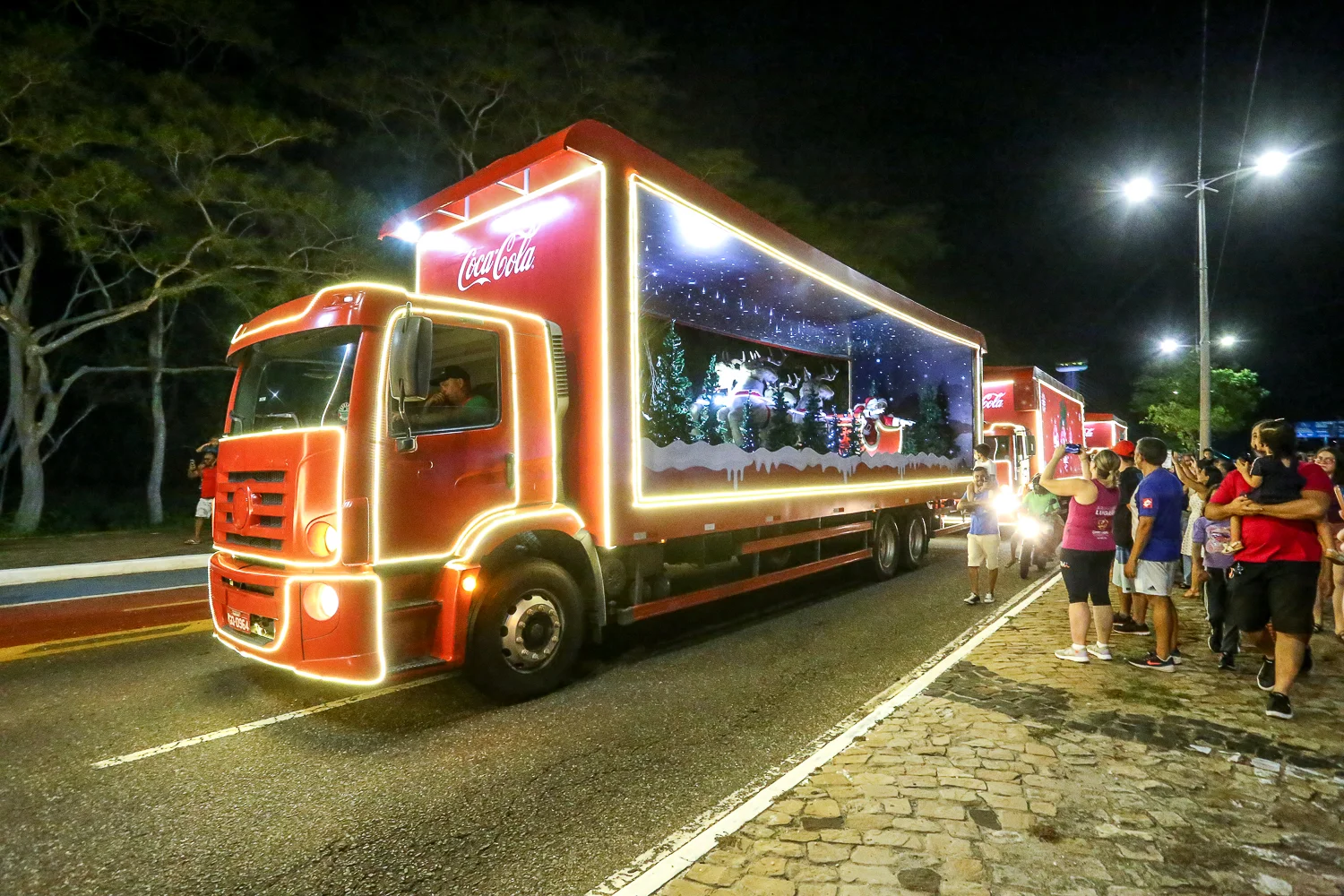 Caminhões de Natal da Coca-Cola encantam crianças e adultos em Teresina -  GP1